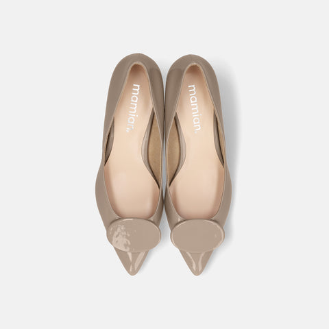 予約：2026SS：オーバルパーツ付き パンプス（m45022）グレージュE