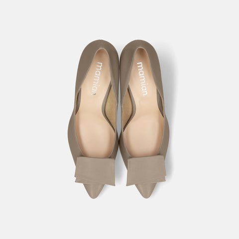 予約：2026SS：リボン付き ポインテッドトゥパンプス（m72027）グレージュ